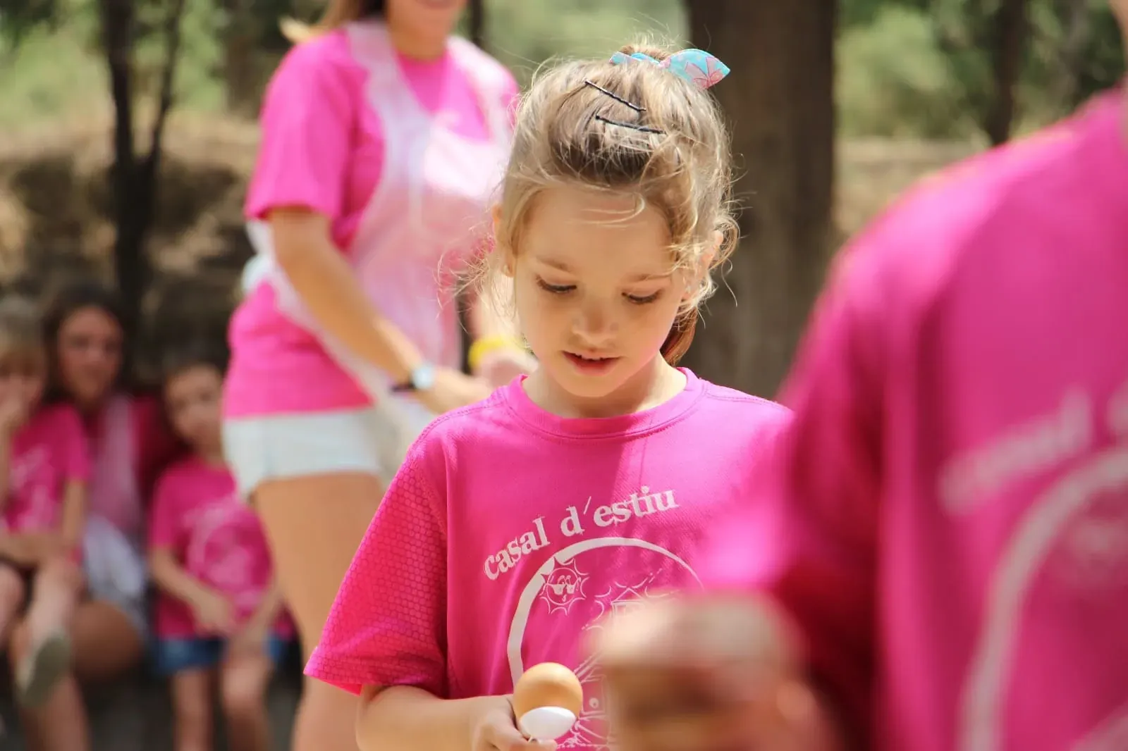 Infants jugant a una gimcana a l’esplai