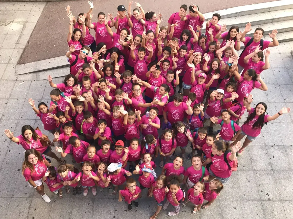 Infants i monitors de l’Esplai la Rialla de Sabadell en una activitat de grup