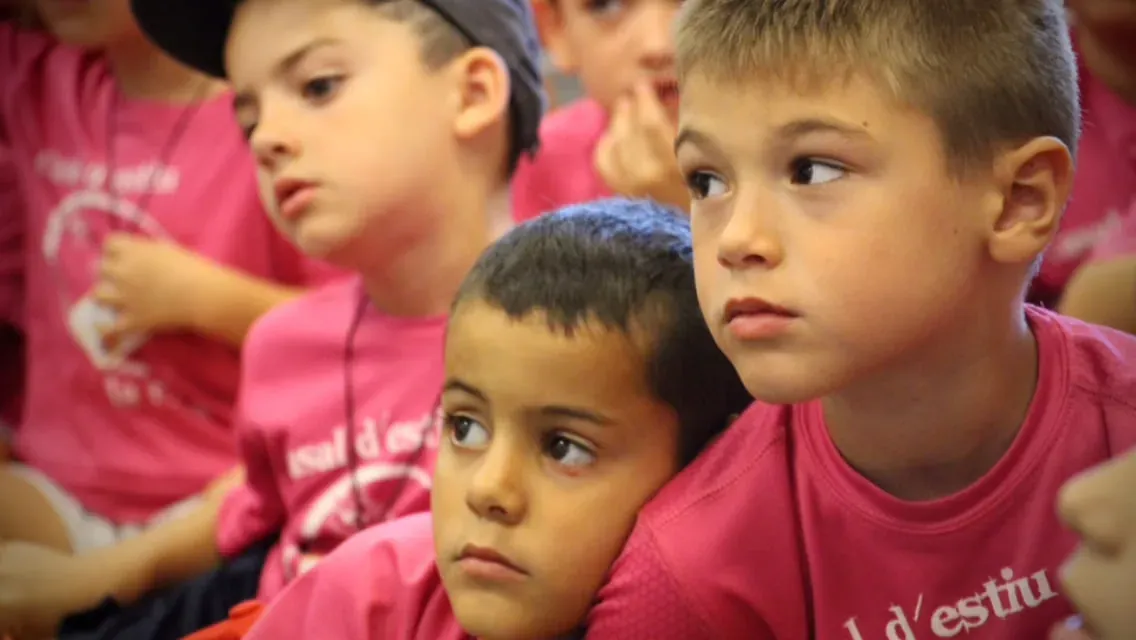Infants gaudint d’una activitat de l’esplai